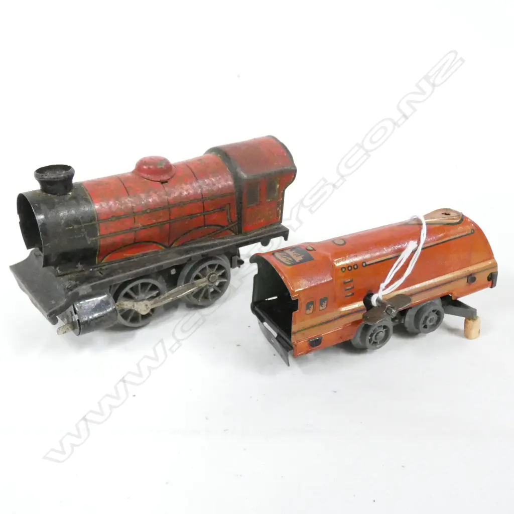 OLD HORNBY ENGINE (WEAR TO PAINT) & TIN PLATE WIND UP CARRIAGE L 115MM HAS KEY BUT NOT WORKING Image 1++